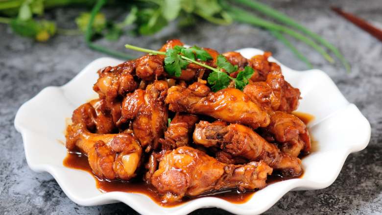 红烧鸡翅根肉嫩鲜香连汤汁都会被拌上米饭吃光光