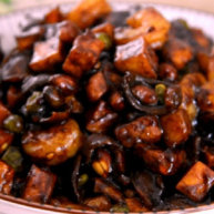 八宝辣酱味道辣鲜而略甜十分入味老少都爱