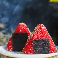 甜菜根牛油果虾饭团