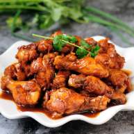 红烧鸡翅根肉嫩鲜香连汤汁都会被拌上米饭吃光光