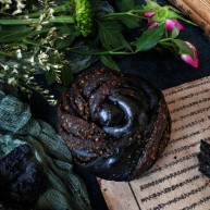 竹炭粉黑芝麻花朵面包