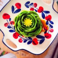 吃掉一朵花三文鱼味道的牛油果刺身