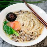 菌汤面条看得见的香菇尝得到的鲜美这才是真正的菌汤