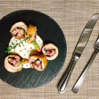 鸡肉紫苏培根卷佐京葱芥末酱