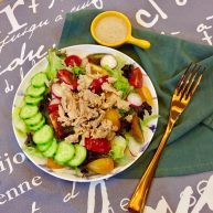 健康瘦身营养的吞拿鱼蔬菜沙拉