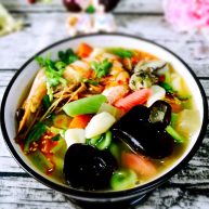 彩色肉丁、海鲜贝壳面王氏私房菜