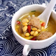 让汤汁更易吸收——黄豆炖排骨