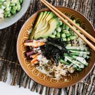 蔬菜盖饭配山葵蛋黄酱