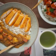 一份双人餐日式咖喱鸡排饭、日式番茄牛腩饭