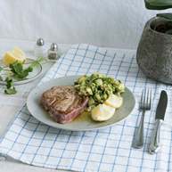 金枪鱼鱼排佐黄瓜鳄梨色拉酱