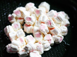 3、外脆里软的牛轧糖饼,小火倒入棉花糖。