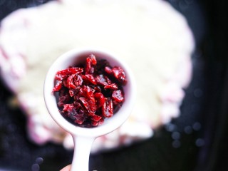 5、外脆里软的牛轧糖饼,加入蔓越莓。