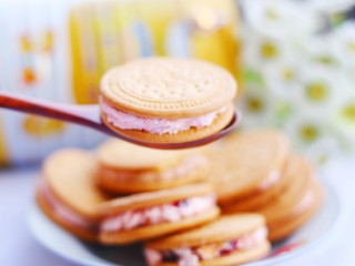 11、外脆里软的牛轧糖饼,来一口。