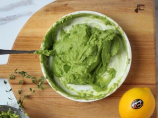 4、牛油果冰淇淋,将牛油果用勺捣成泥，或者用料理机搅成泥。