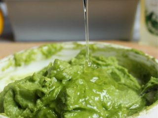 6、牛油果冰淇淋,牛油果泥中调入60ml的蜂蜜，搅拌均匀。