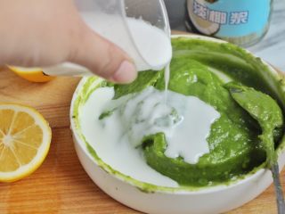 7、牛油果冰淇淋,再加入60ml的椰浆（当然也可以加入其它的全脂奶）。