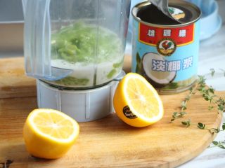 8、牛油果冰淇淋,再加一小撮盐，挤些许柠檬汁，然后用料理机搅打顺滑。这里用料理机牛油果和椰浆比较能迅速融合。