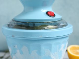 9、牛油果冰淇淋,有冰淇淋机的话，冰淇淋机搅拌20分钟，然后放冰箱冻硬即可。