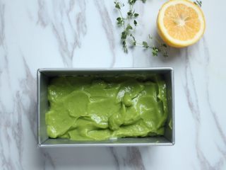 10、牛油果冰淇淋,没有冰淇淋机可以将牛油果酱混合物放入一个模具中，盖保鲜膜,放冰箱冷冻一晚。期间每隔2小时用打蛋器搅打顺滑，总共3－4次,然后放冰箱冻硬就可。