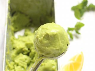 11、牛油果冰淇淋,冰淇淋取岀后，室温稍放一下，变稍软，就可以用冰激淋打球器挖出冰淇淋。使用时勺底向上勺口接触冰激淋后翻转勺子做舀的动作，同时注意让勺子多进入冰激淋一些，在冰激淋进入勺子后不要提起同时捏紧勺把使冰激淋勺的内勺翻转，此时内外勺之间的冰激淋已经是一个球状了，提起勺子松开勺把，一个冰激淋球就成了。不想挖球直接勺着吃也成。