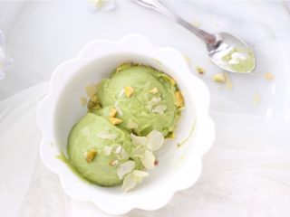 12、牛油果冰淇淋,享用的时候可以撒些开心果碎、杏仁碎等一些坚果，丰富冰淇淋口感。