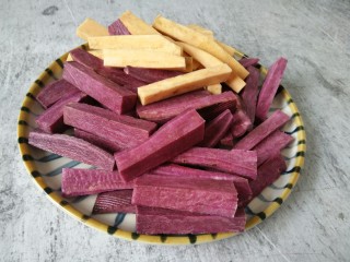 1、双色红薯条,紫薯红薯，洗干净去皮，切成长条如图