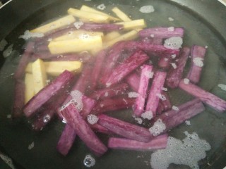 2、双色红薯条,锅中烧开水放入水中焯水