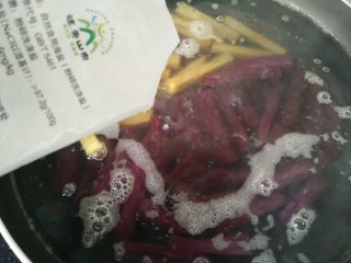 3、双色红薯条,焯水过程中加适量盐