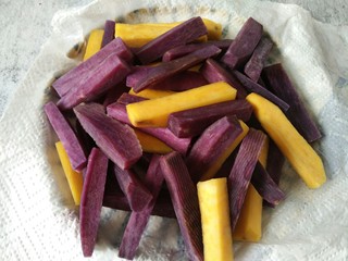 5、双色红薯条,一定要放在厨房纸上，吸一下水分