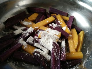 6、双色红薯条,放进一个大盆里加适量淀粉