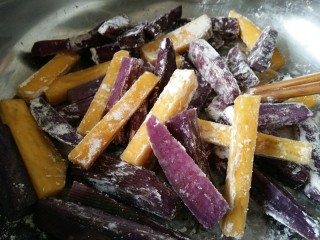 7、双色红薯条,把淀粉均匀的沾满薯条