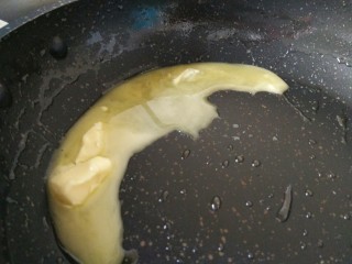 11、双色红薯条,这边的锅里加黄油烧热