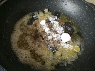 12、双色红薯条,下入白糖，小火炒至融化