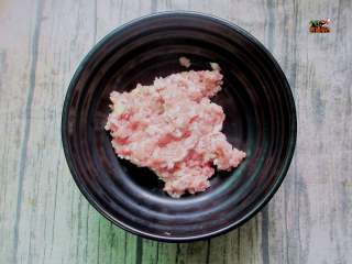 3、不用和面的猪肉盒子,猪肉馅加葱沫姜末剁碎