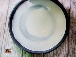 6、不用和面的猪肉盒子,晃动电饼铛使其铺满整个锅底，盖上盖子