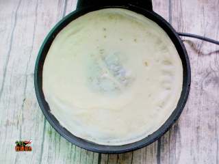 7、不用和面的猪肉盒子,小火煎至表面凝固即可