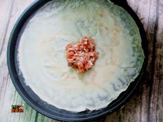 8、不用和面的猪肉盒子,面皮中放入适量的肉馅儿