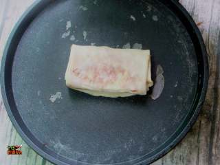 9、不用和面的猪肉盒子,折叠起来即可