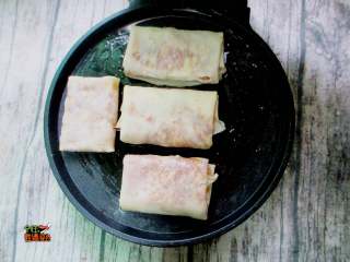 10、不用和面的猪肉盒子,电饼铛放入油，上下火同时加热，饼的上部用油刷层油，将饼放入锅内