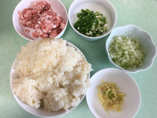 1、糯米肉丸子,准备材料:糯米饭是提前用电饭锅蒸好的。(400克糯米做的糯米饭)
