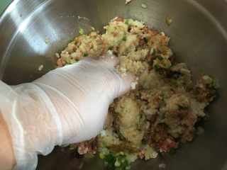 4、糯米肉丸子,带上一次性手套,对所有材料进行抓揉。