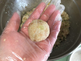 7、糯米肉丸子,用手取适量馅揉圆。