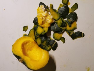 2、奶香南瓜粥,去掉南瓜皮