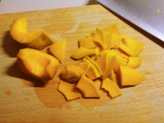 3、奶香南瓜粥,清洗干净 切薄片