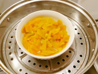 9、奶香南瓜粥,时间到  南瓜片蒸熟了