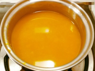 12、奶香南瓜粥,加入等量纯净水 熬煮