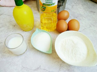 1、火龙果盒子蛋糕,准备好做蛋糕胚的所有食材备用