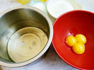 2、火龙果盒子蛋糕,蛋清蛋黄分离，无油无水的容器