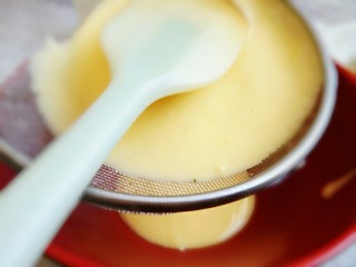 3、火龙果盒子蛋糕,一字搅拌顺滑后过筛一次备用