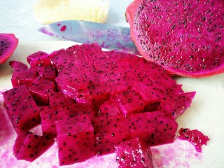 12、火龙果盒子蛋糕,火龙果切小块备用